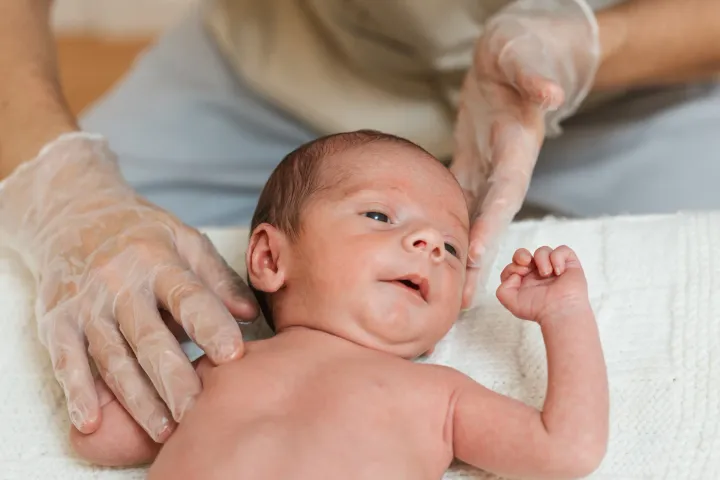 Baby wird sanft massiert