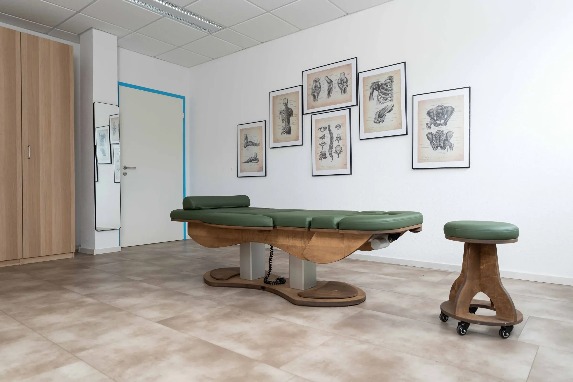Heller Behandlungsraum mit Therapieliege bei Physio Karakurt in Hagen