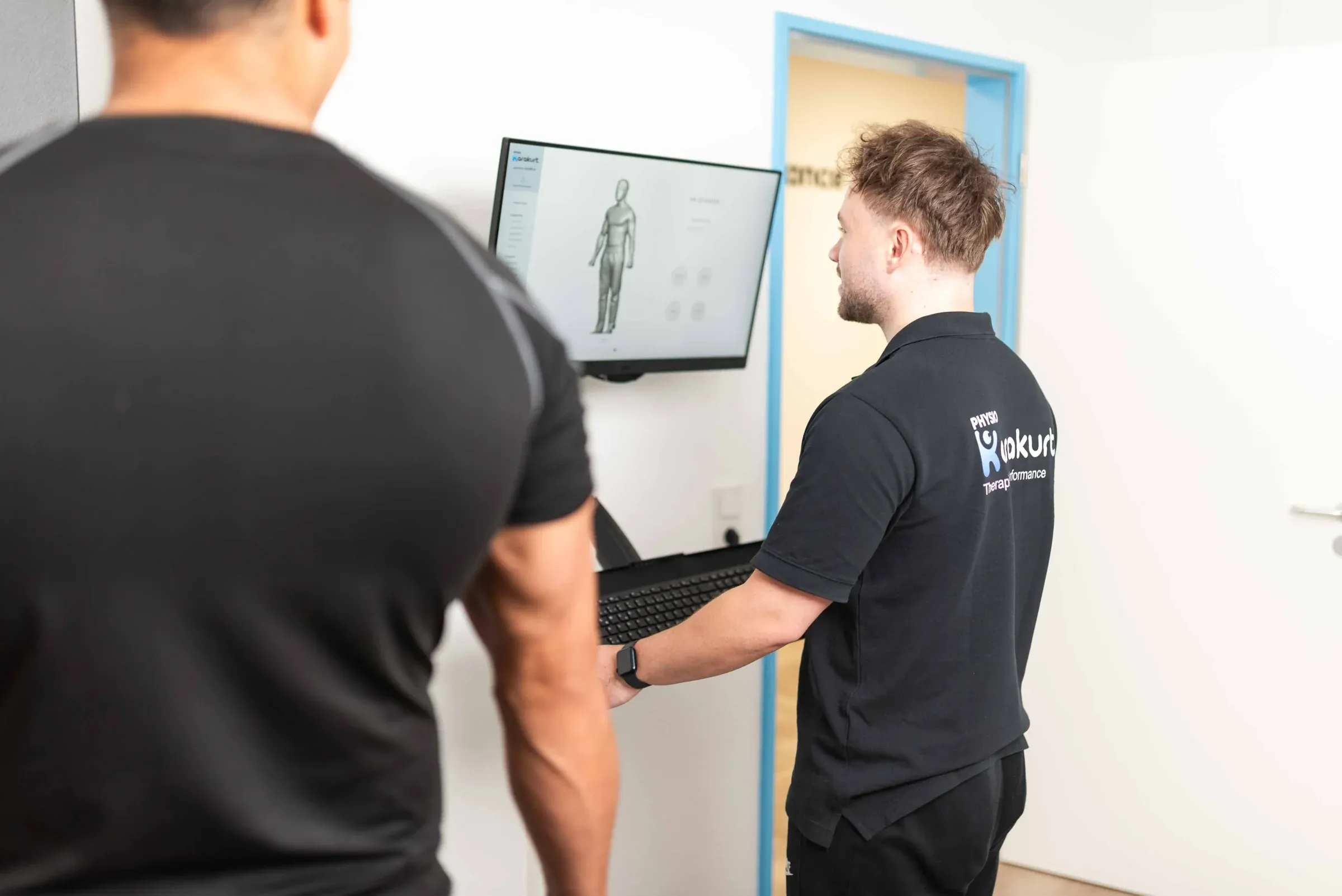 Mitarbeiter bespricht den 3D-Avatar aus dem Body Scan am Bildschirm