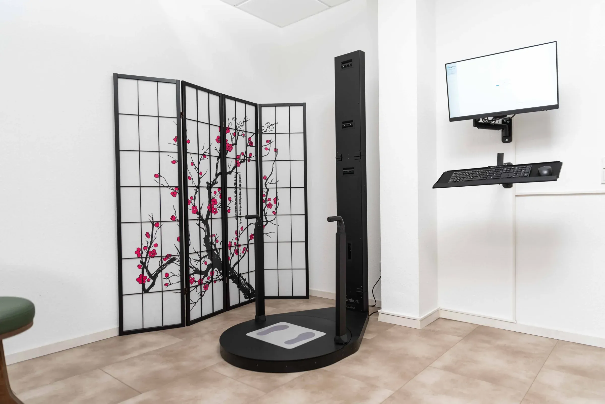 3D Body Scanner mit Drehplatte und Auswertungsbildschirm bei Physio Karakurt