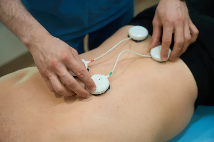 Elektroden werden auf dem Rücken angelegt