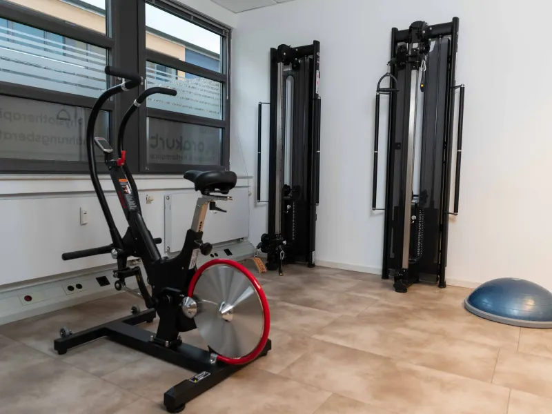 Airbike und Kabelzugstationen im Trainingsbereich von Physio Karakurt