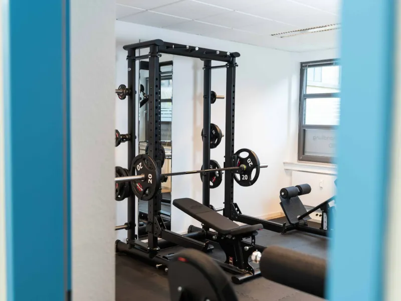 Blick durch die Tür in den Trainingsraum mit Power Rack