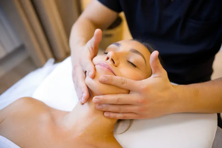 Sanfte Massage des Gesichts