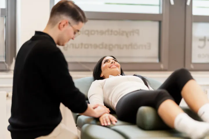 Therapeut bei der manuellen Lymphdrainage am Arm