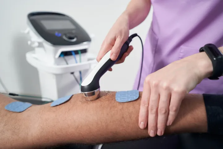 Ultraschallbehandlung am Unterarm