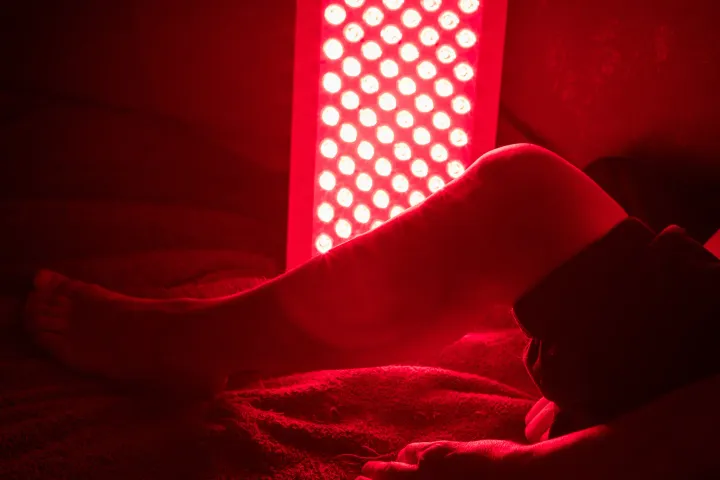 Bein unter einer Rotlichtlampe