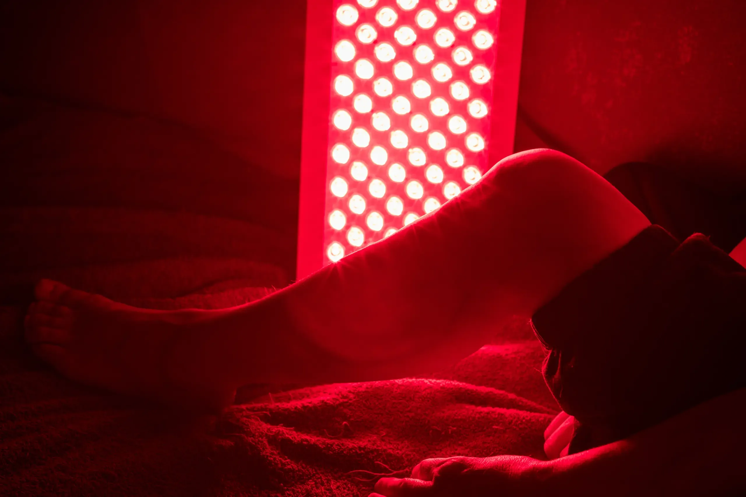 Bein unter einer Rotlichtlampe